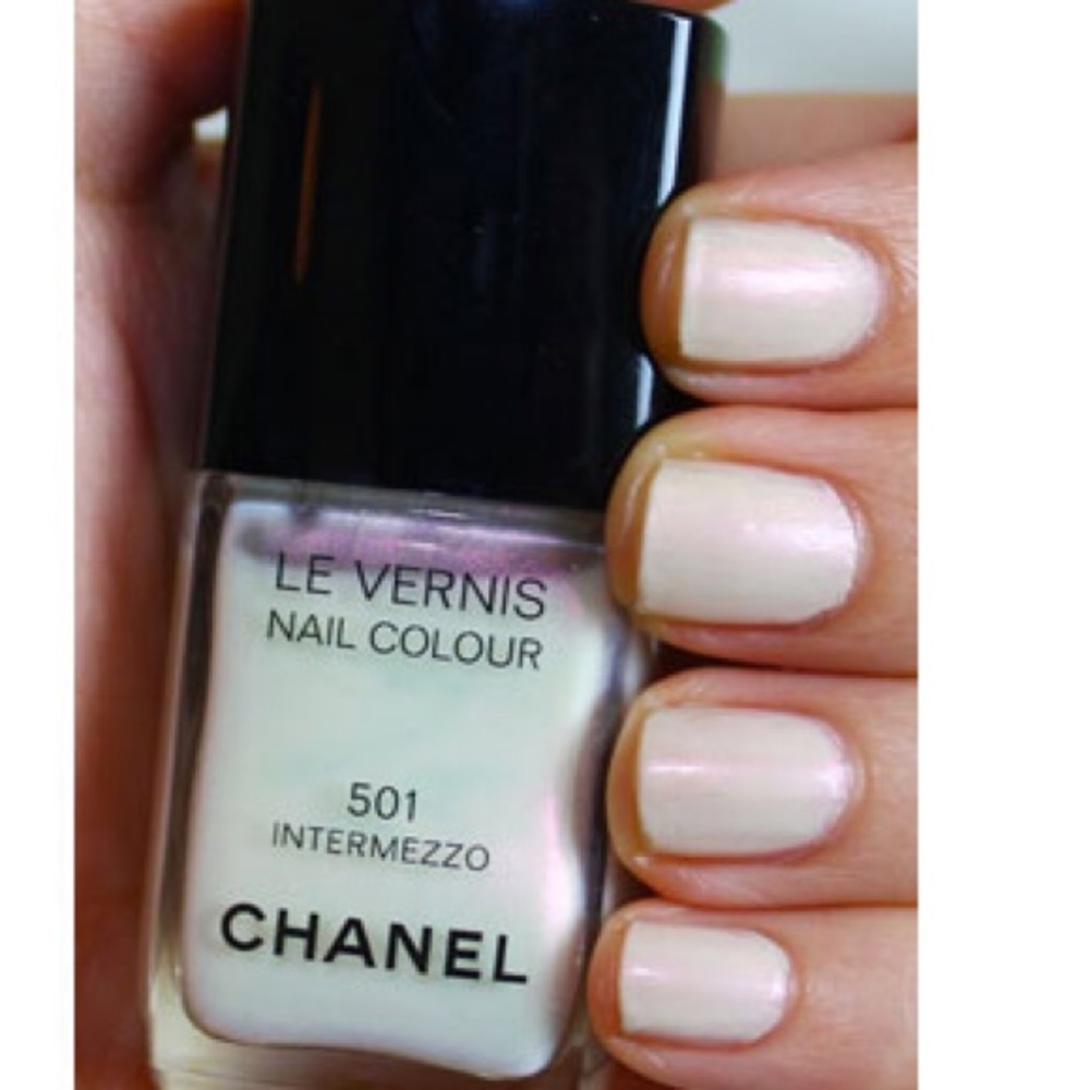 CHANEL intermezzo mother of pearl nail polish